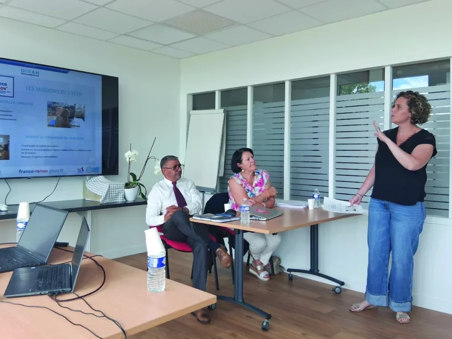 Pauline est à droite debout et présente cette nouvelle aide à deux personnes assises.