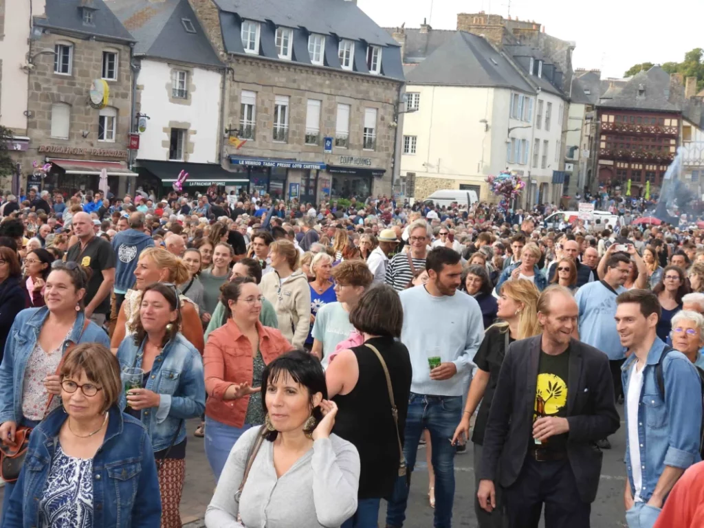 La foule se balade à travers les rues pour une soirée des Régalades.