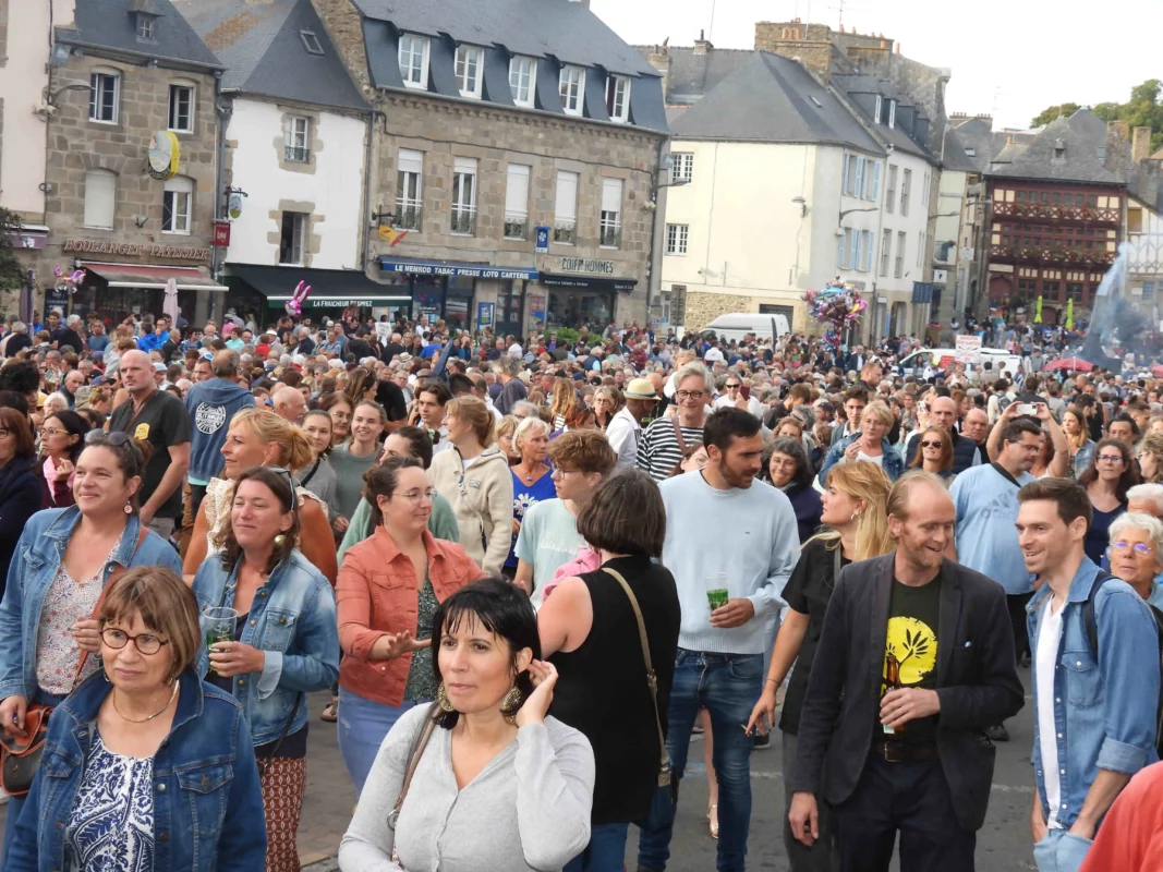 La foule se balade à travers les rues pour une soirée des Régalades.