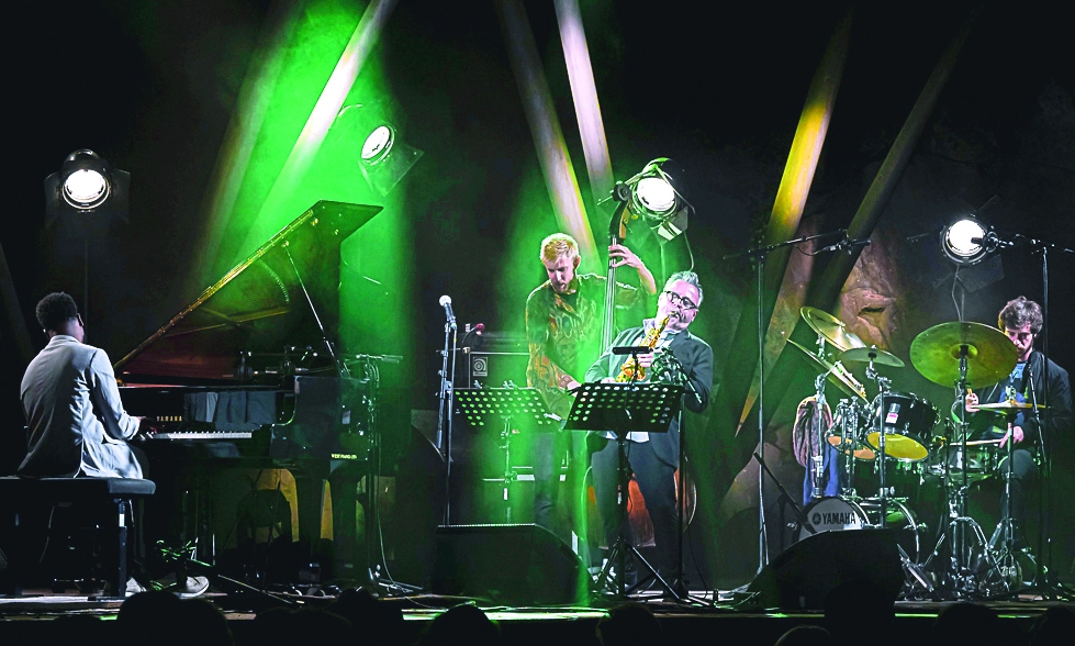 Un groupe de jazz se produit sur scène.