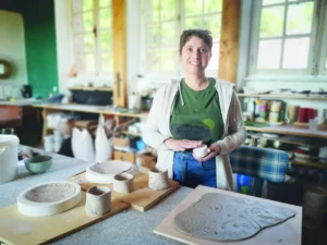 La céramiste est entrain de créer. Elle est dans son atelier.