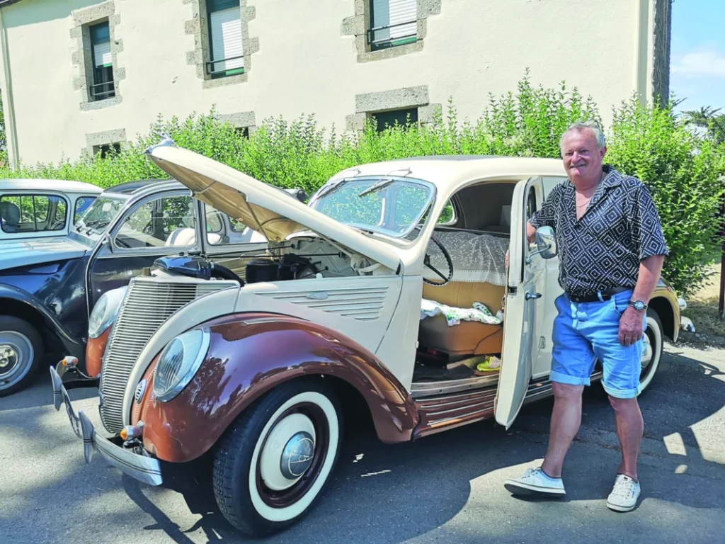 Philippe Louapre devant sa voiture.