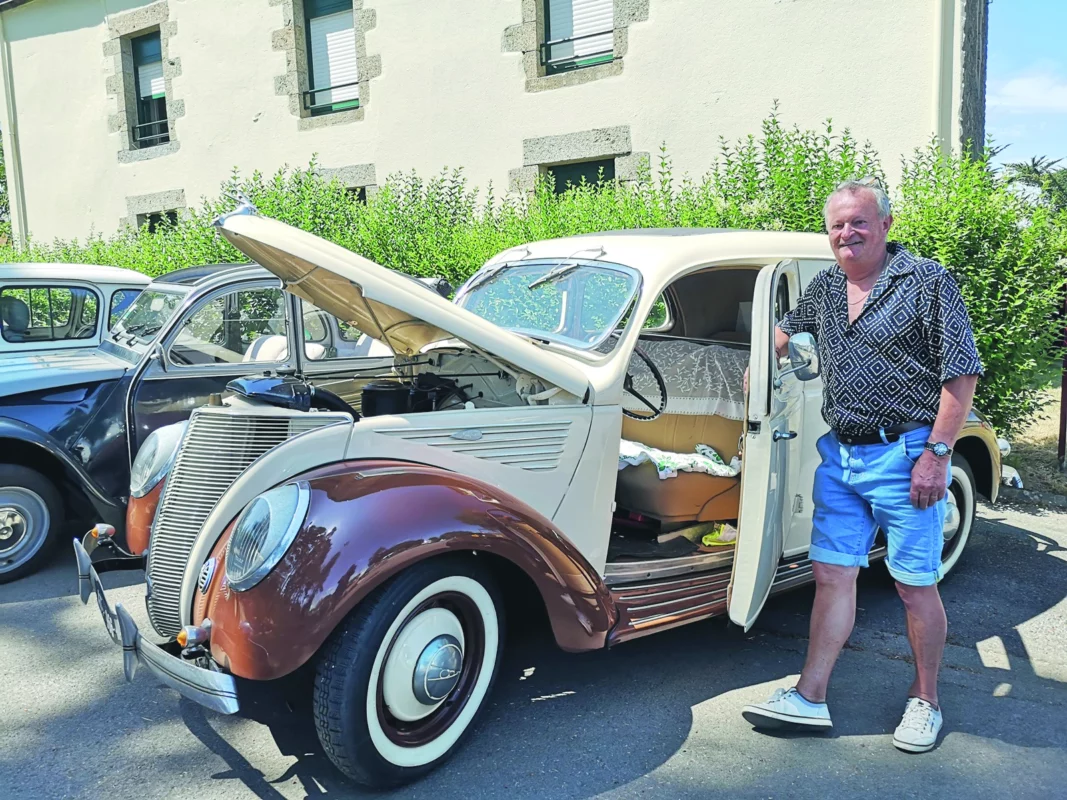Philippe Louapre devant sa voiture.
