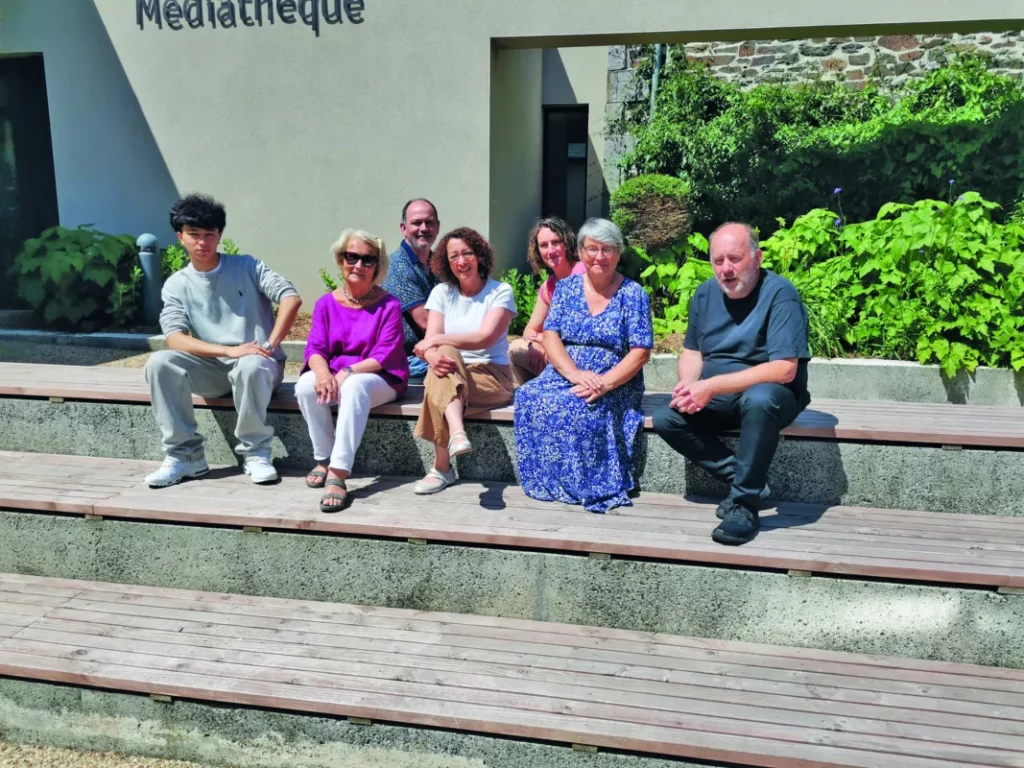 Le personnel de la commune et de la médiathèque sont assis au devant de celle-ci.
