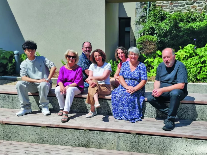 Le personnel de la commune et de la médiathèque sont assis au devant de celle-ci.