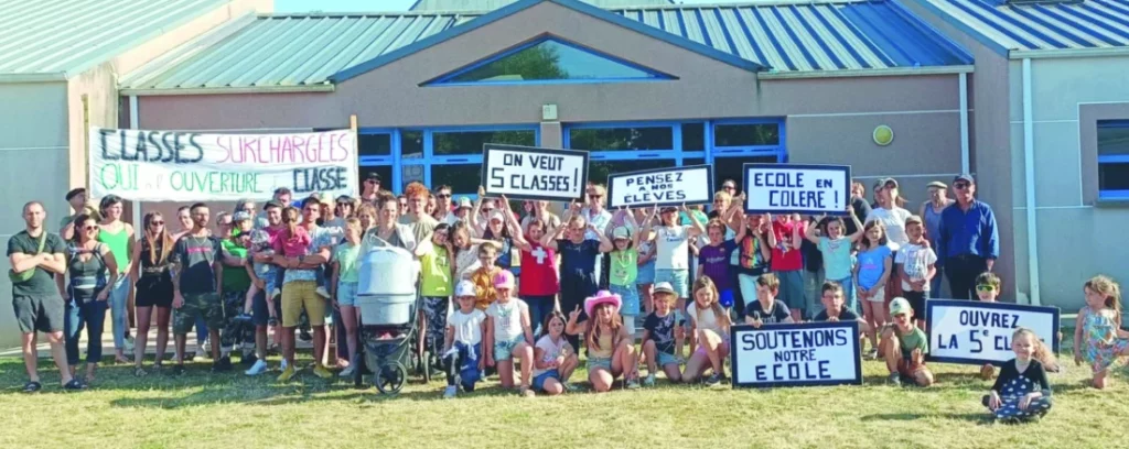 Les parents d'élèves se retrouvent devant l'école.