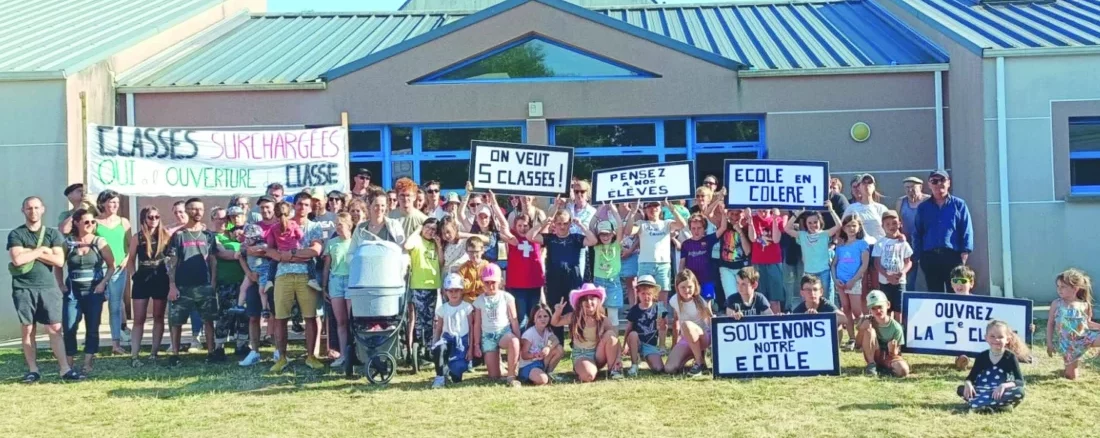 Les parents d'élèves se retrouvent devant l'école.