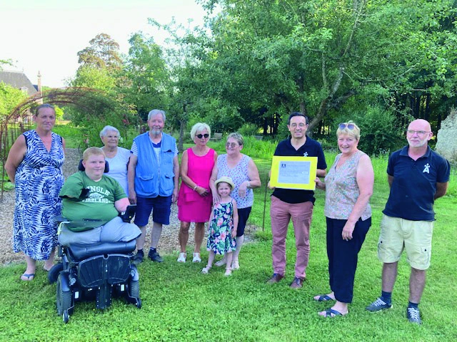 Les membres de l'association Ar Duën sont aux côtés des membres du comité solidaire d'Illifaut.