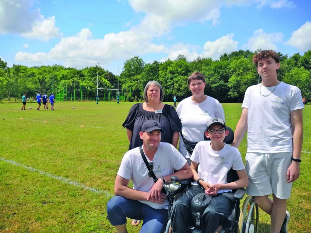 Fabien est aux côtés de sa famille sur le stade de rugby.