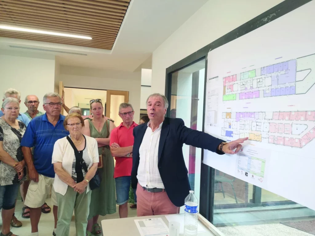 Le maire présente le projet de cette maison de santé au public.