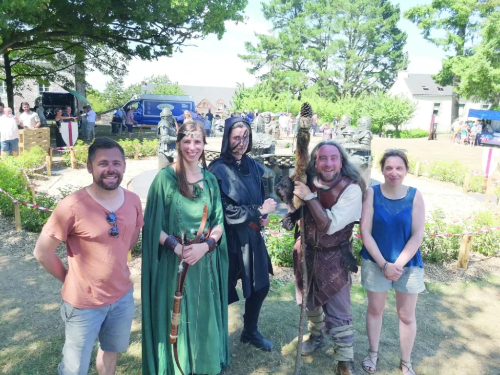 Un groupe de personne qui participe au festival. Certains sont déguisés en tenue d'époque.