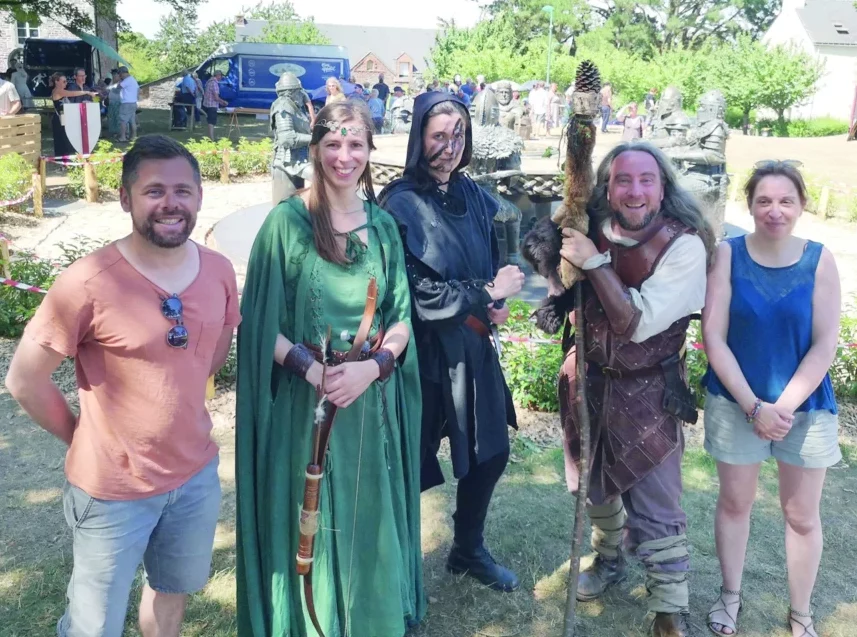 Un groupe de personne qui participe au festival. Certains sont déguisés en tenue d'époque.