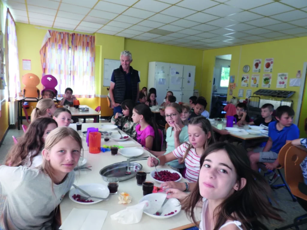 Des enfants à table à la cantine.