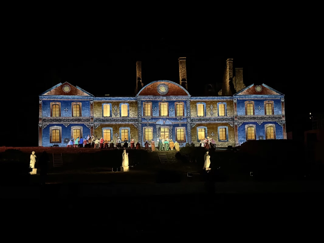 Facçade de l'Abbaye illuminée.