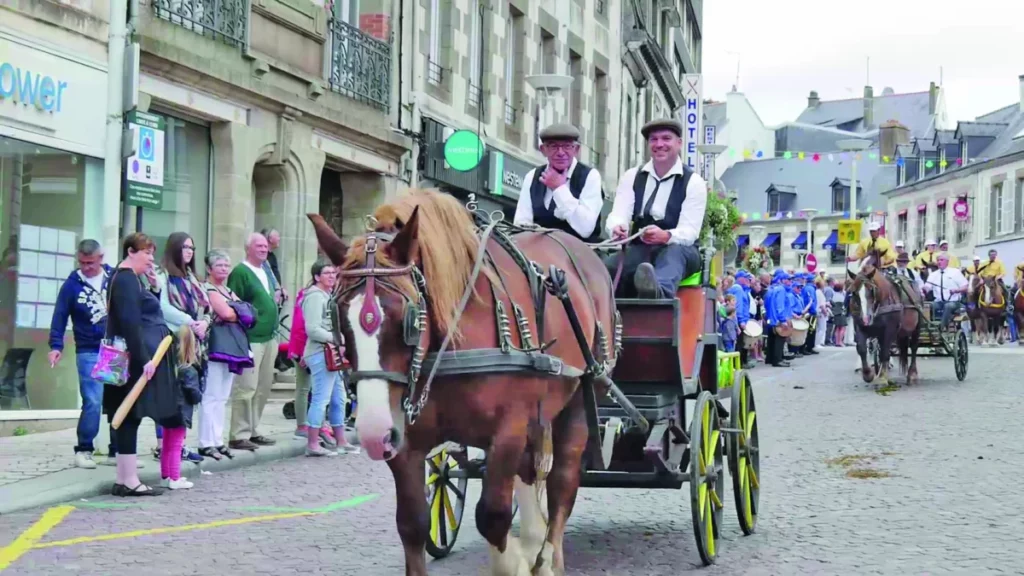 Un cheval tire deux hommes sur une calèche dans la rue.