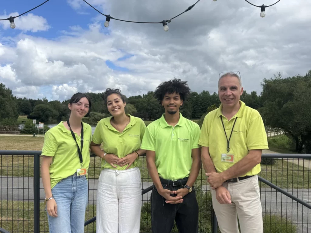 Le directeur du camping se trouve tout à droite. Il est avec trois saisonniers sur la terrasse du camping.