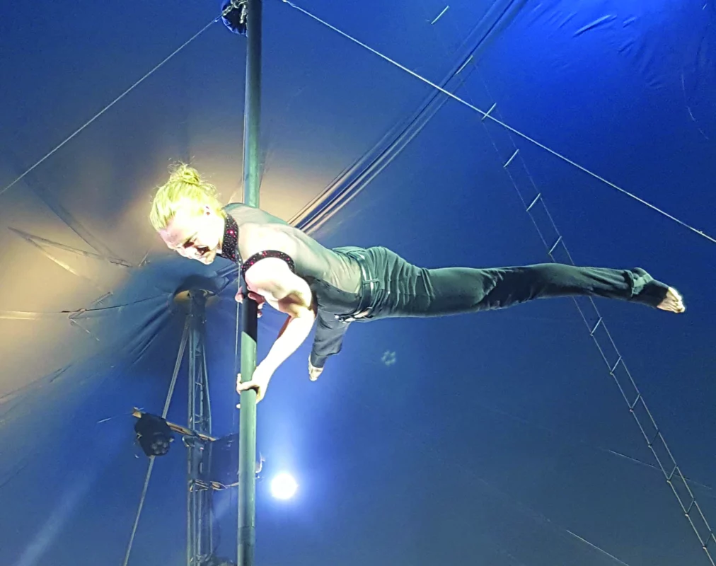 Natan est en plein exercice d'équilibre sur une barre.