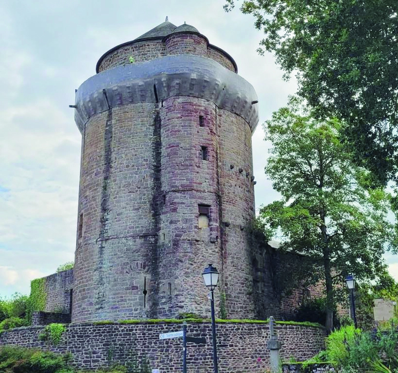 La Tour Papegaut prise de loin.