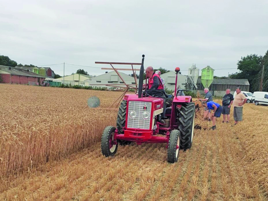 Une moissonneuse est en pleine démonstration.