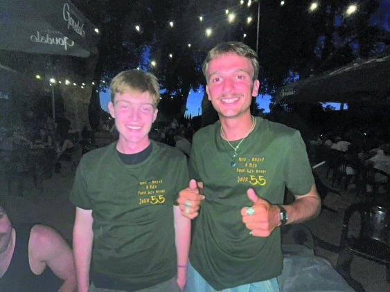 Les deux jeunes hommes sourient.