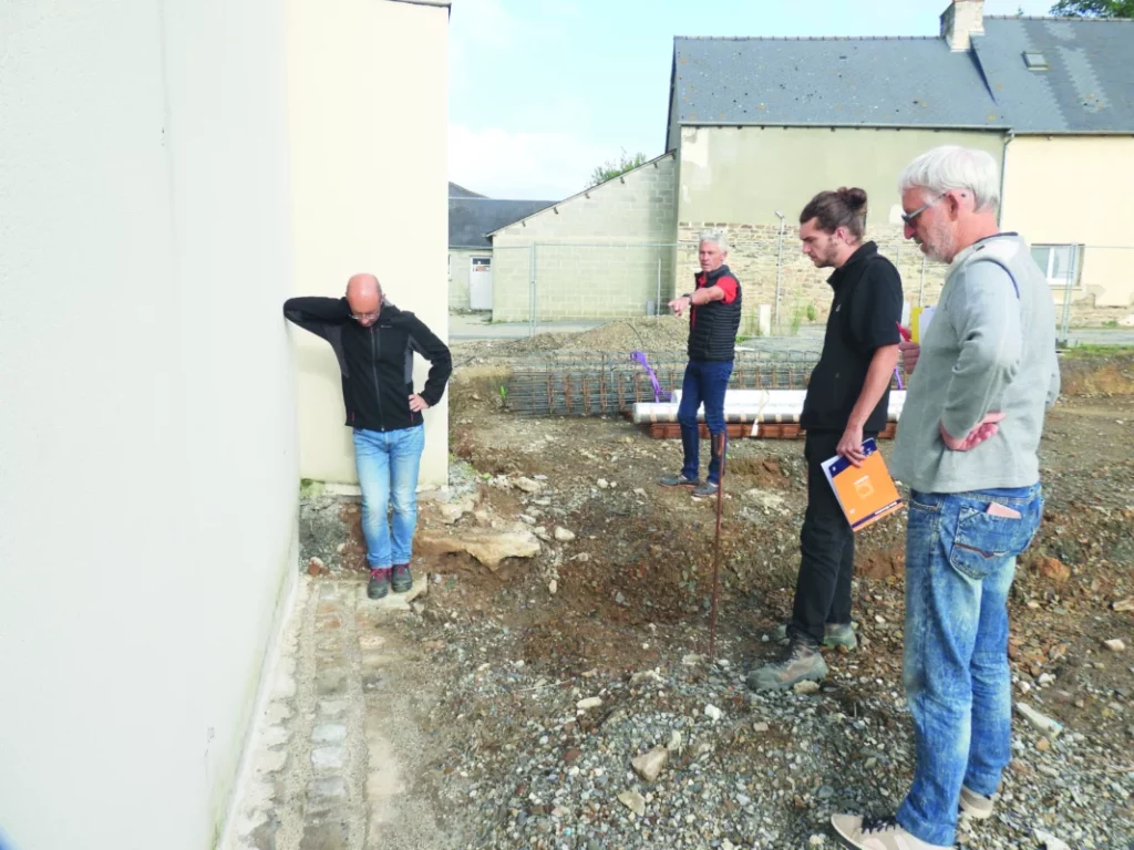 Quatre personnes sont présentes sur les lieux du chantier.