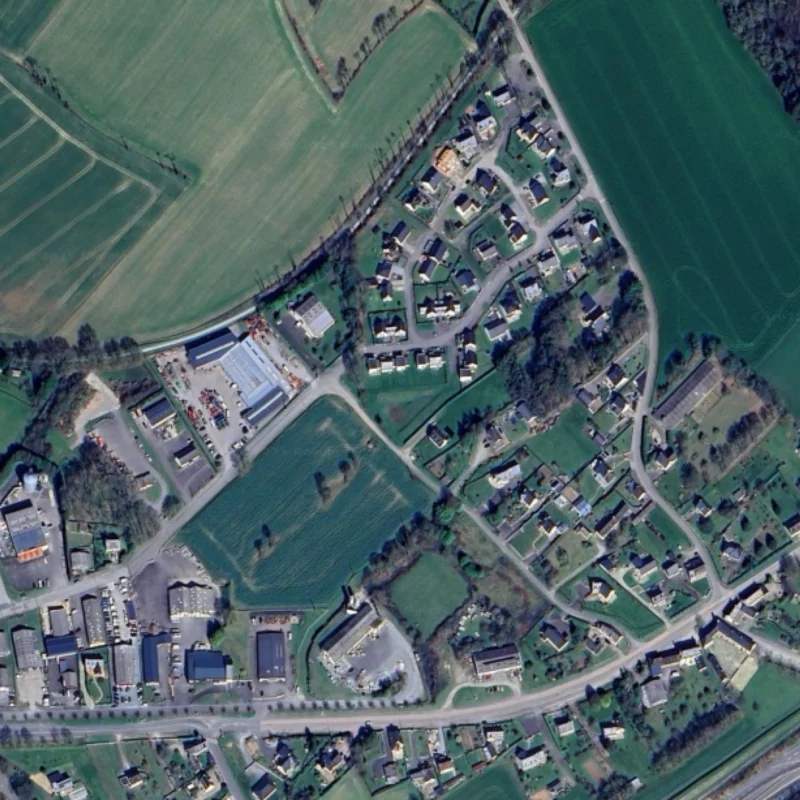 Capture d'écran d'un village breton en vue aérienne.