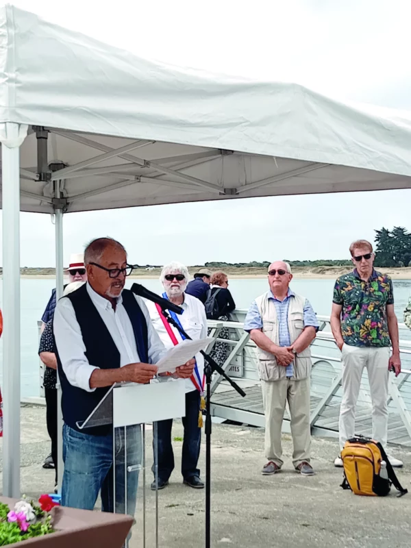 Un homme récite un discours au micro.