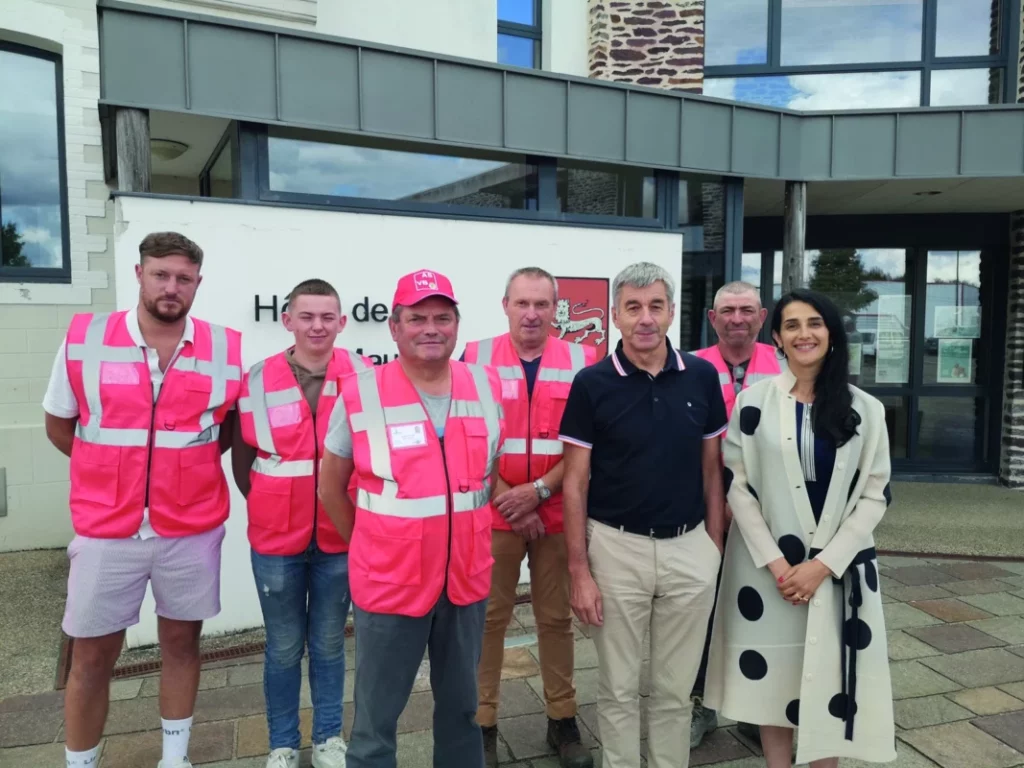 Les nouvelles recrues des casquettes rouges posent aux côtés d'élus.