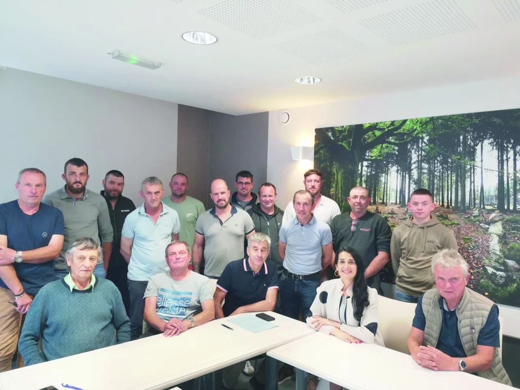 Les agriculteurs sont dans une sale de réunion.