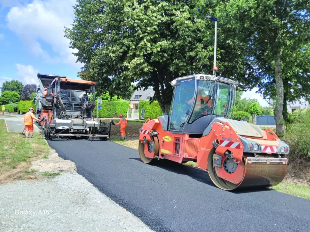 Deux machines refont la chaussée.
