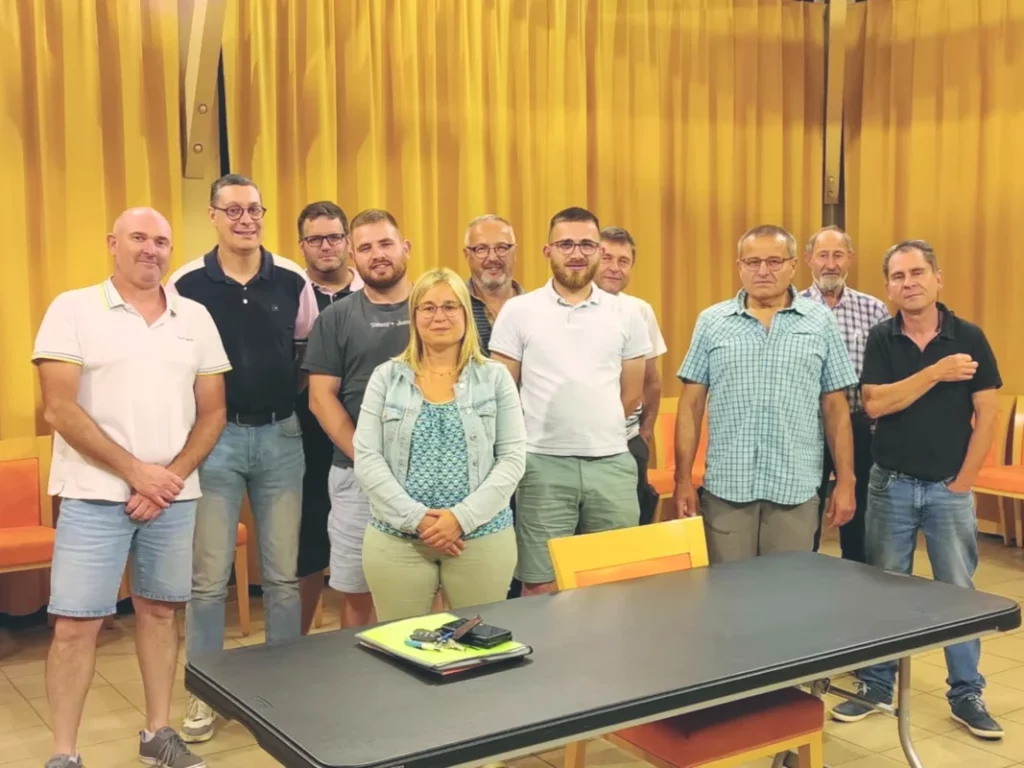 Les membres du conseil d'administration de l'association posent debout.