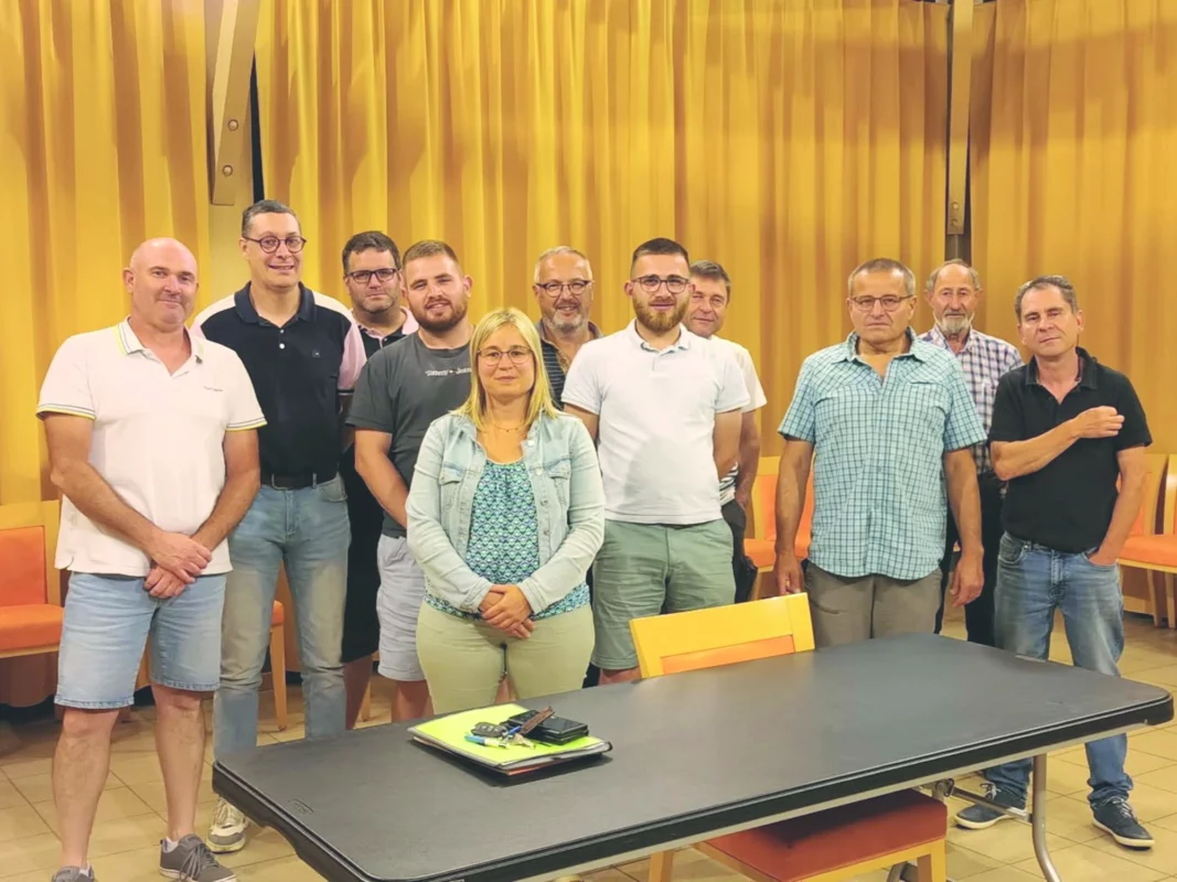 Les membres du conseil d'administration de l'association posent debout.