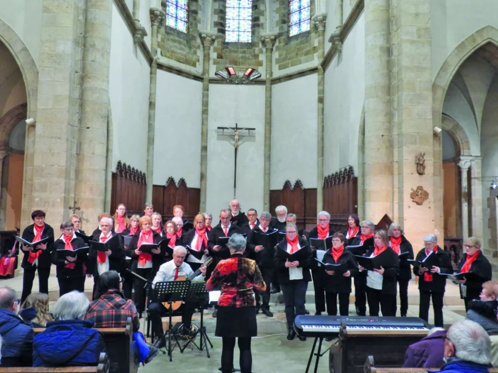 La chorale chante dans une église.