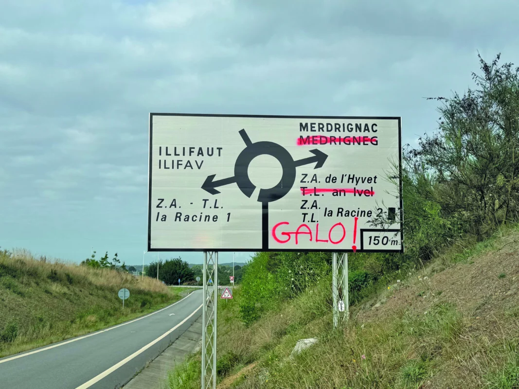 Photo du panneau tagué.