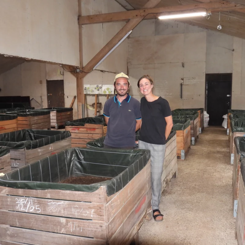 Deux personnes sont devant des lombricomposts.