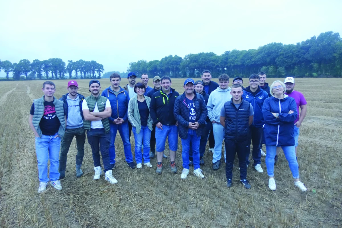 L'équipe organisatrice est dans un champ.