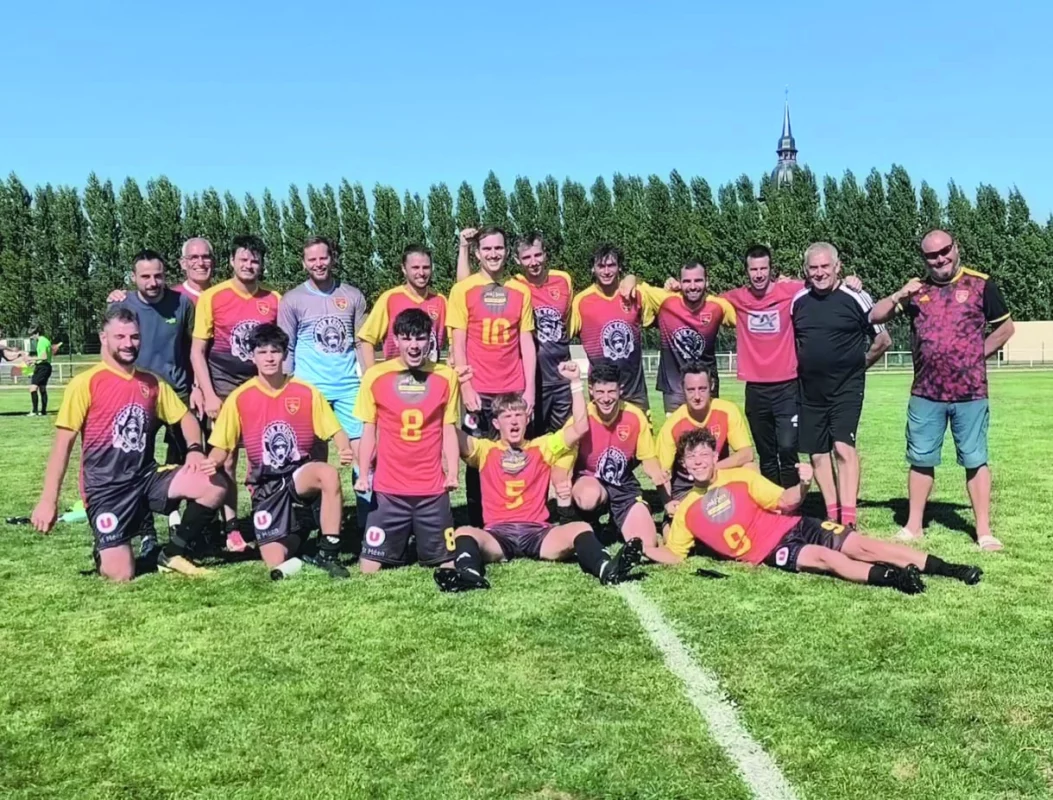 L'équipe de foot pose sur le terrain.